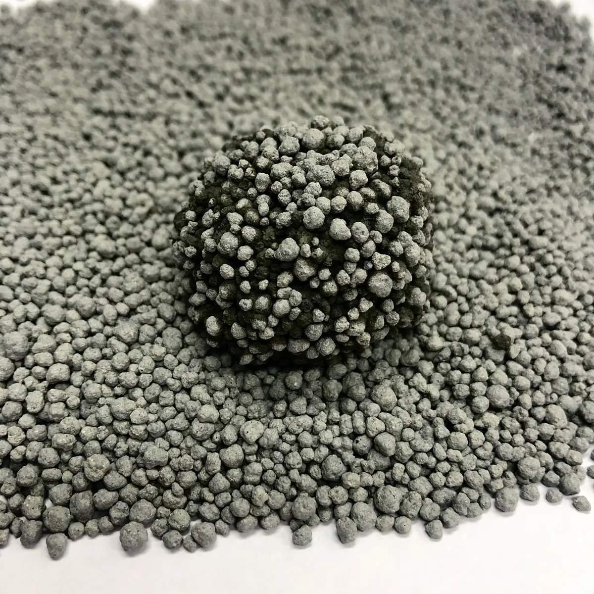 Carbon ball shape cat litter